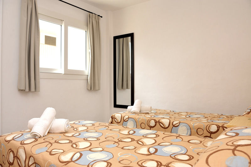 Hotel Timon 1 & 2 Es Pujols Exterior foto